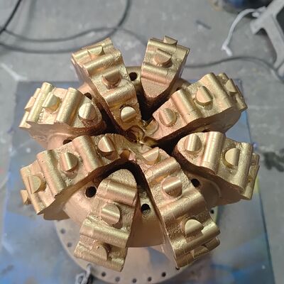 Aşırı sert abraziv kayalar için özelleştirilmiş bıçak tipinde aşılanmış elmas matkap parçası